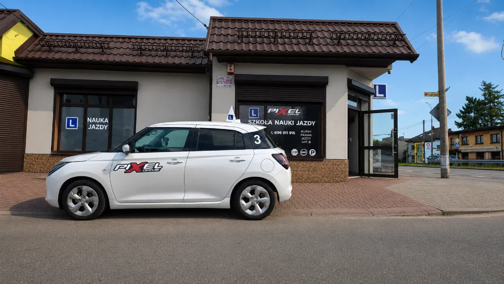 Biuro PIXEL Drive przy ul. Lipowej 2 w Markach z Suzuki Swift przed wejściem