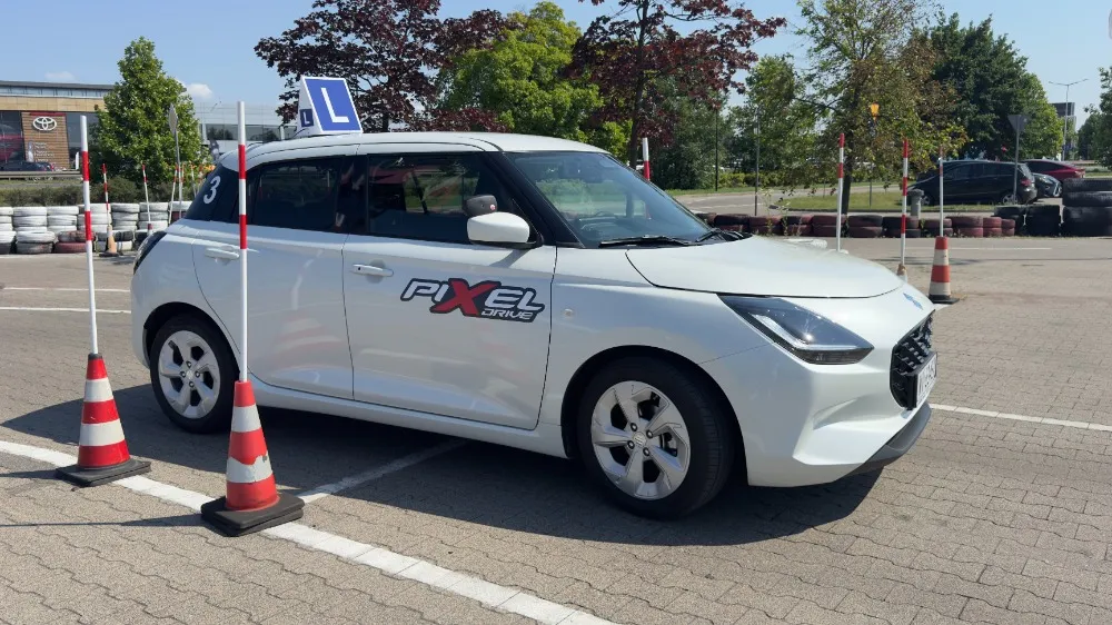 Swift między pachołkami na placu manewrowym