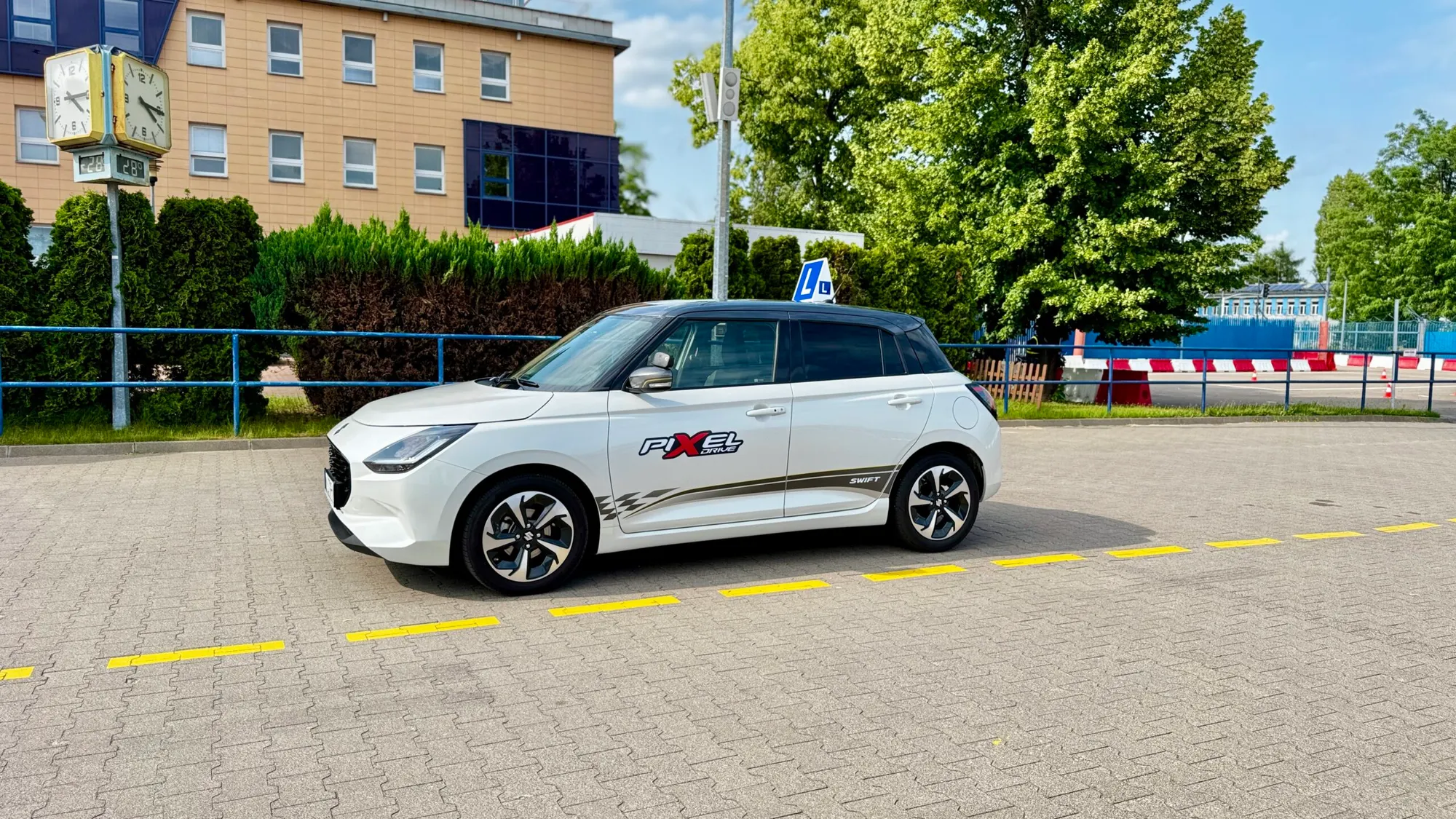 Suzuki Swift PIXEL Drive na parkingu przy placu manewrowym